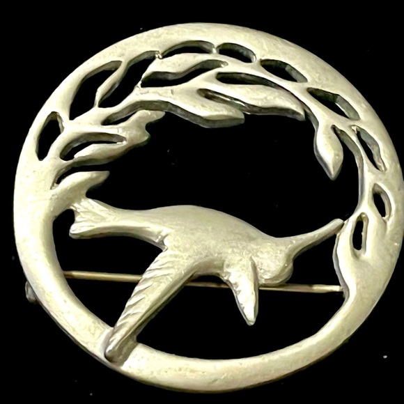 Cut Out Inside Flying Hummingbird Brooch Pin Silver - Picture 1 of 2
